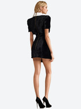 Mini-robe boutonnée noire et blanche à col en V